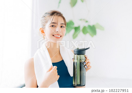 フィットネス後に水を飲む女性 102227951