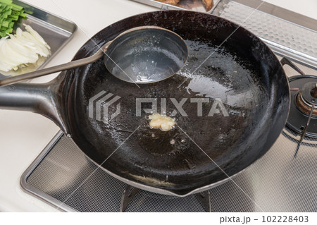 【レバニラ炒めを作る　にんにくを炒める】 102228403