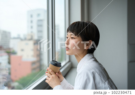 窓の外を見つめる女性 102230471