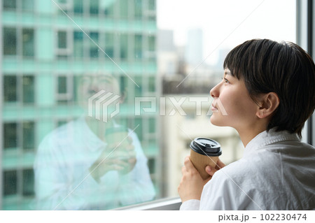 窓の外を見つめる女性 窓の外を見つめる女性 102230474