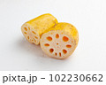 2つのレンコンの断面 102230662