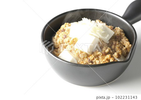 お豆腐たっぷりピリ辛熱々麻婆豆腐を白背景で撮影 102231143