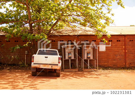 ナンバープレートの無い車と電話ボックスの風景 102231381