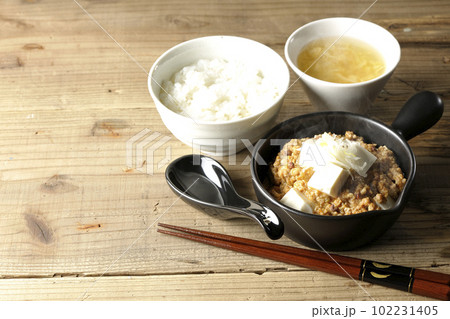 お豆腐たっぷりピリ辛熱々麻婆豆腐とライスとたまごスープ 102231405