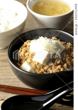 お豆腐たっぷりピリ辛熱々麻婆豆腐とライスとたまごスープ お豆腐たっぷりピリ辛熱々麻婆豆腐とライスとたまごスープ 102231409