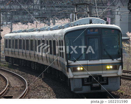 JR京都線 茨木駅に入線する221系快速(B5編成) JR京都線 茨木駅に入線する221系快速(B5編成) 102231590