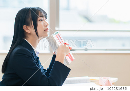 塾で勉強する女子高生 102231686