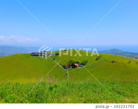 伊豆高原にある大室山の山頂火口縁の遊歩道から見た浅間神社 伊豆高原にある大室山の山頂火口縁の遊歩道から見た浅間神社 102231702