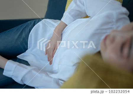 生理痛がひどくてお腹が痛い女性 生理痛がひどくてお腹が痛い女性 102232054