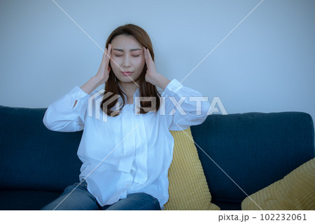 頭痛で体調が悪い女性 頭痛で体調が悪い女性 102232061