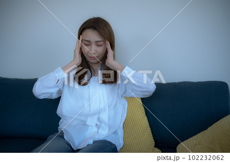 頭痛で体調が悪い女性 頭痛で体調が悪い女性 102232062