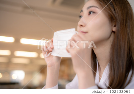 花粉の季節でマスクが手放せない女性 花粉の季節でマスクが手放せない女性 102232063