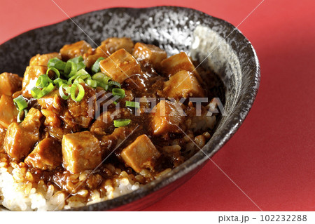 小ねぎとお豆腐たっぷりピリ辛麻婆豆腐丼 小ねぎとお豆腐たっぷりピリ辛麻婆豆腐丼 102232288