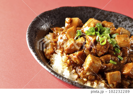 小ねぎとお豆腐たっぷりピリ辛麻婆豆腐丼 小ねぎとお豆腐たっぷりピリ辛麻婆豆腐丼 102232289