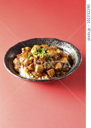 小ねぎとお豆腐たっぷりピリ辛麻婆豆腐丼 102232290