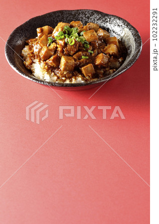 小ねぎとお豆腐たっぷりピリ辛麻婆豆腐丼 102232291