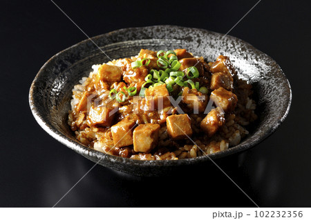 小ねぎとお豆腐たっぷりピリ辛麻婆豆腐丼を黒背景で撮影 102232356
