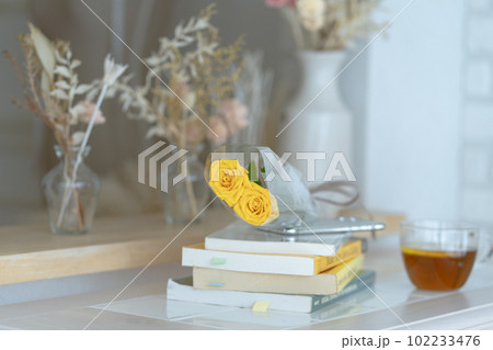 本の上に置かれた2輪の黄色いバラ 父の日 本の上に置かれた2輪の黄色いバラ 父の日 102233476
