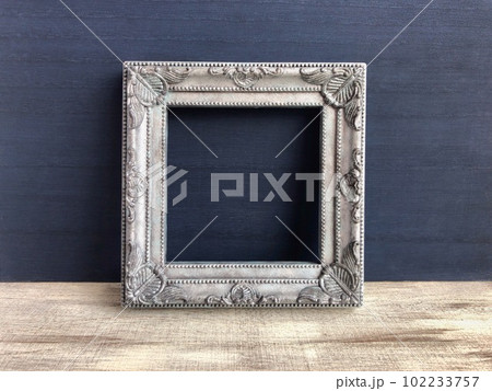 アンティークシルバーの額縁 102233757