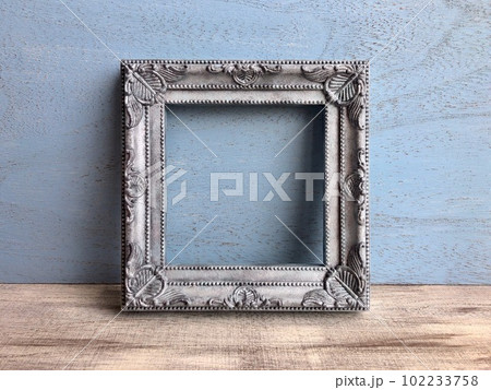 アンティークシルバーの額縁 102233758