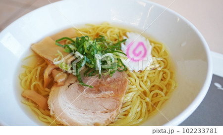 ファーストフードで食べる夏季限定の冷やしラーメン 102233781