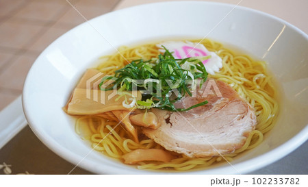 ファーストフードで食べる夏季限定の冷やしラーメン 102233782