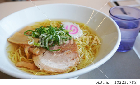 ファーストフードで食べる夏季限定の冷やしラーメン ファーストフードで食べる夏季限定の冷やしラーメン 102233785
