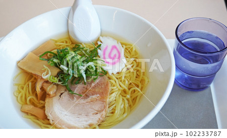 ファーストフードで食べる夏季限定の冷やしラーメン 102233787