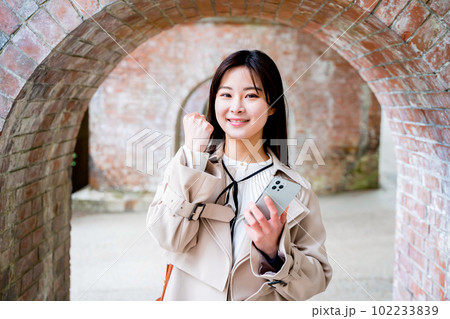 京都観光をする若い女性 スマホ 京都観光をする若い女性 スマホ 102233839