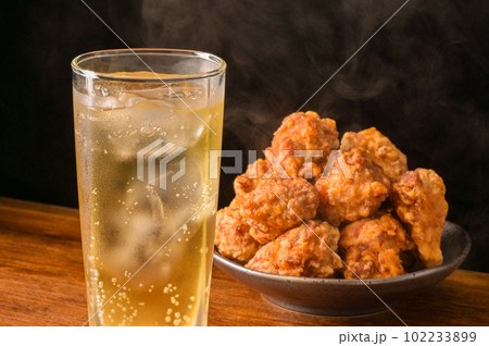 ハイボールと鶏の唐揚げ 102233899