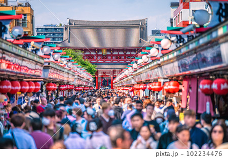 日本の東京都市景観 マ無しの方増加、これでエ感染爆発はない…浅草寺はコロナ前をこえる人流…＝5月1日 102234476