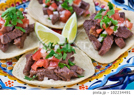 メキシコ料理の美味しいタコス 102234491