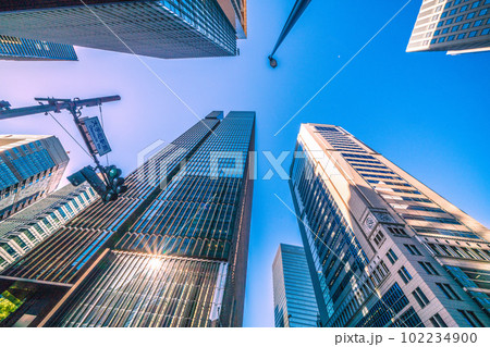 日本の東京都市景観 「大手町駅前」交差点からオフィスビル群などを望む 102234900