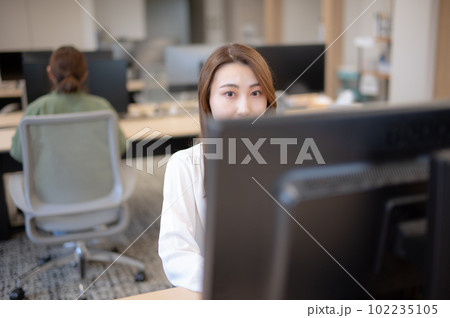 オフィスで事務処理をする女性 オフィスで事務処理をする女性 102235105