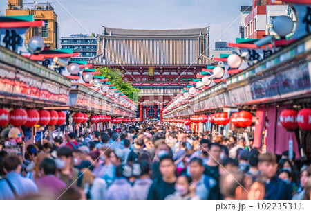 日本の東京都市景観 マ無しの方増加、これでエ感染爆発はない…浅草寺はコロナ前をこえる人流…＝5月1日 102235311