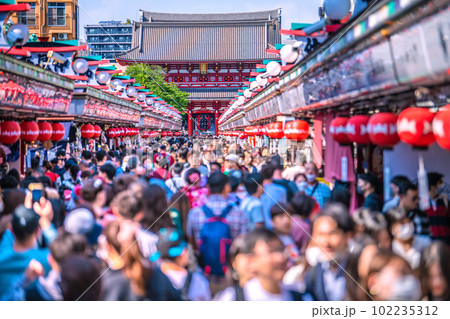 日本の東京都市景観 マ無しの方増加、これでエ感染爆発はない…浅草寺はコロナ前をこえる人流…＝5月1日 102235312