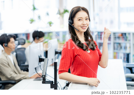 ヘッドセットをつけた若い女性オペレーター 102235771
