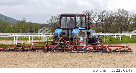 Preparation of the sandy race track. Preparation of the sandy race track. 102236145