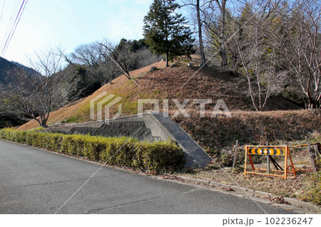 奈良県　二上山の麓にある県指定遺跡の鳥谷口古墳 102236247