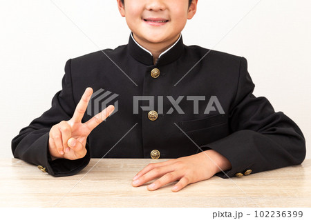 ピースをする中学生 ピースをする中学生 102236399