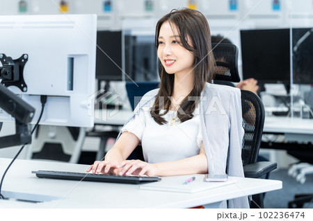 オフィスで働く若いビジネスウーマン 102236474