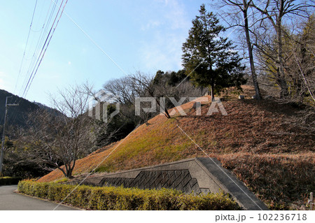 奈良県 二上山の麓にある県指定遺跡の鳥谷口古墳 奈良県 二上山の麓にある県指定遺跡の鳥谷口古墳 102236718