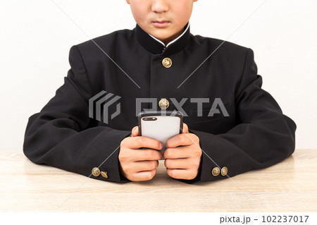 スマホを使う中学生 102237017