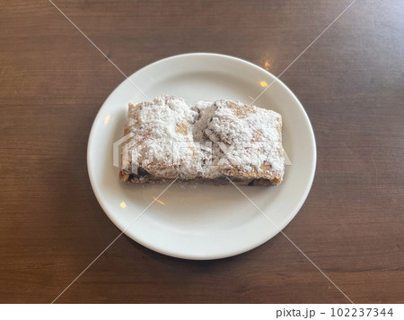 アップルシュトゥルーデル（オーストリアの伝統的なアップルパイ風の焼菓子） 102237344