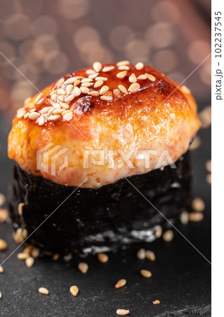Baked shrimp gunkan on wooden background. Simple gunkan sushi with shrimp tartare with mayonnaise in minimal style. Japanese food - nigiri sushi in nori. Nigiri sushi with fish 102237545
