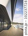 海にかかるバルコニーデッキ 102237728