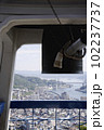 鐘の間から覗く街並み 102237737