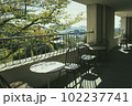 海の見える丘の上に立つアパートのテラス 102237741