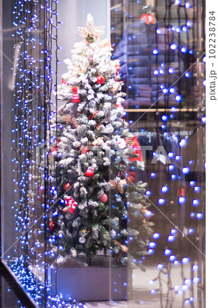 various Christmas decorations on the tree, decorations 102238784