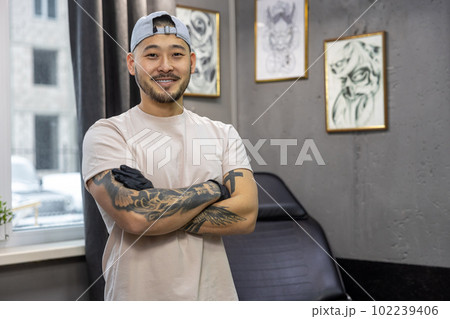 Asian young man standing in the tattoo salon 102239406